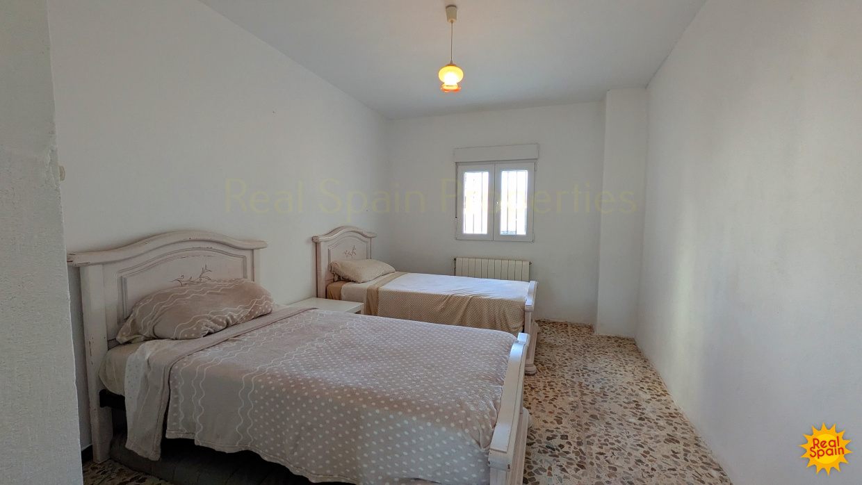 Twin bedroom at Cortijo Salud with two single beds and a window