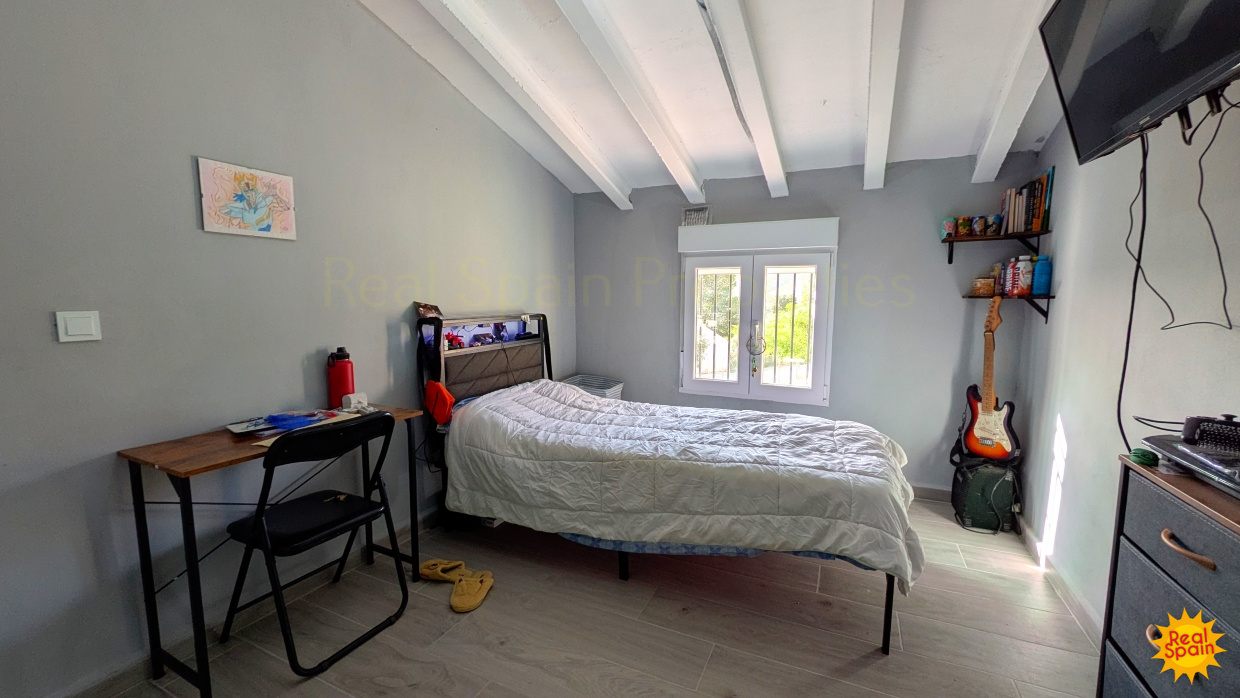 Bedroom at Cortijo Salud with bed, desk and window