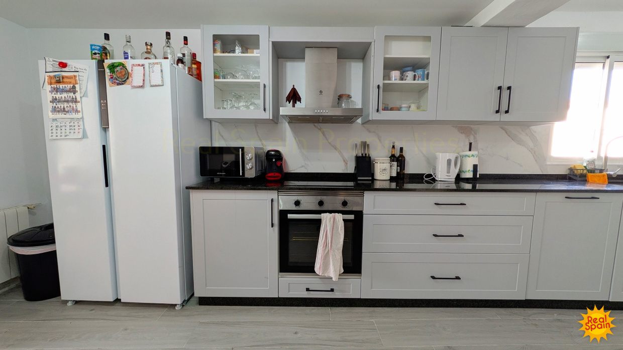 Kitchen units at Cortijo Salud with cooker, sink and small appliances